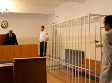 Prokuror 52 nəfəri aldadan "Lombard" sahibinə cəza istəyib Prokuror 52 nəfəri aldadan "Lombard" sahibinə cəza istəyib