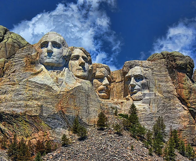 Скульптурные портреты четырех президентов США на горе Рашмор