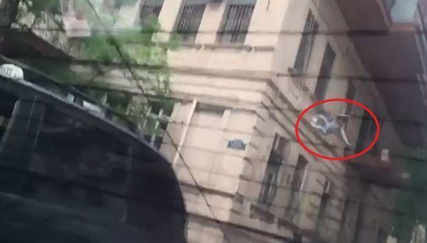 Bakıda özünü binadan ataraq intihar edən qadının əri saxlanılıb – VİDEO (18+)
