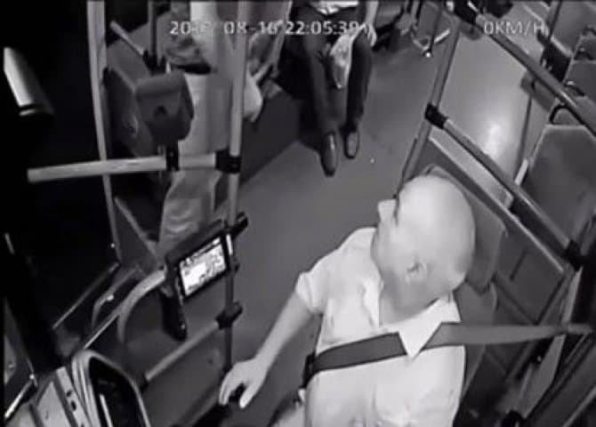 Avtobus sürücüsünə silah çəkən şəxs həbs olundu: atası polis imiş