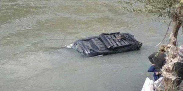 Fəhlələri daşıyan avtobus çaya düşdü: Xeyli sayda yaralanan var