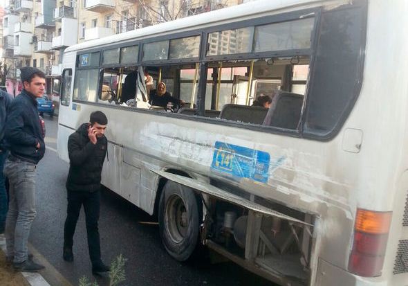 Bakıda daha bir avtobus qəzaya düşdü - 14 yaşlı uşağın boğazı kəsildi - VİDEO