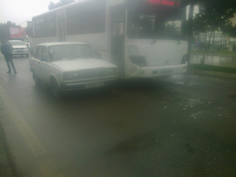 Bakıda sərnişin avtobusu qəzaya düşdü: Sürücülər əlbəyaxa davaya çıxdılar - FOTO