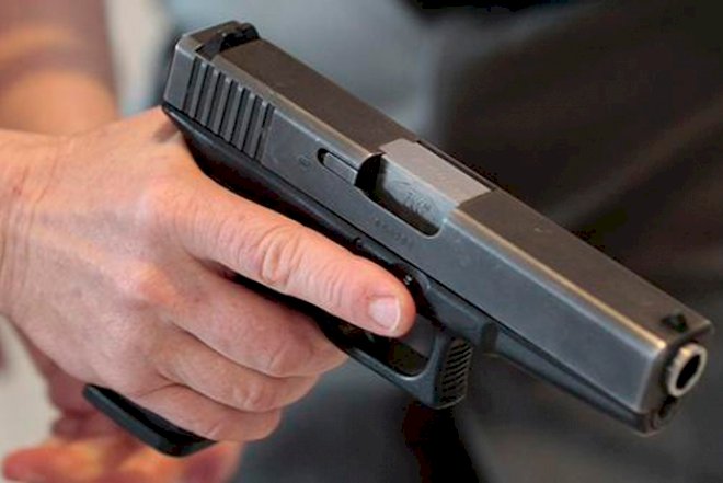 Bakıda 48 yaşlı kişi tapança ilə hədələyib soydular