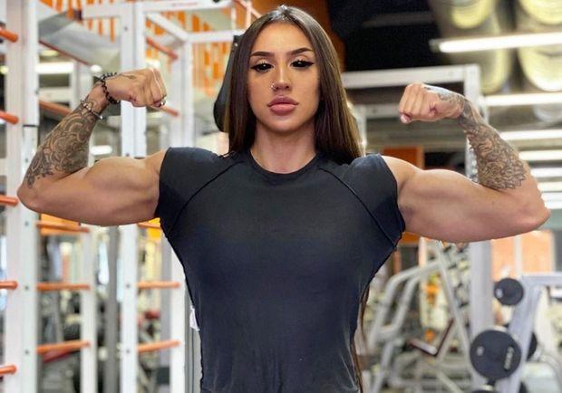 Azərbaycanlı xanım idmançı Ukraynada küçəyə yarıçılpaq çıxdı - VİDEO