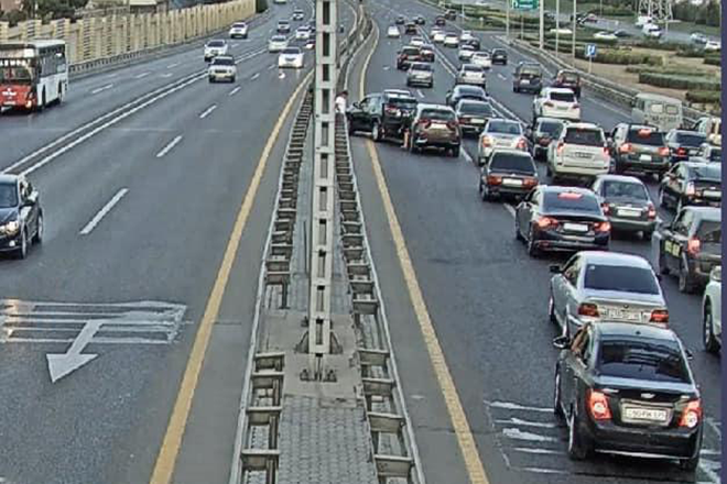 Aeroport şossesində qəza olub, yolda sıxlıq yaranıb