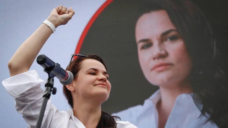 Lukaşenkonun seçkilərdə əsas rəqibi Belarusu tərk etdi