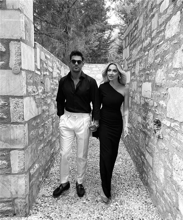 Hadisə yeni sevgilisi ilə ilk dəfə əl-ələ FOTOsunu paylaşdı