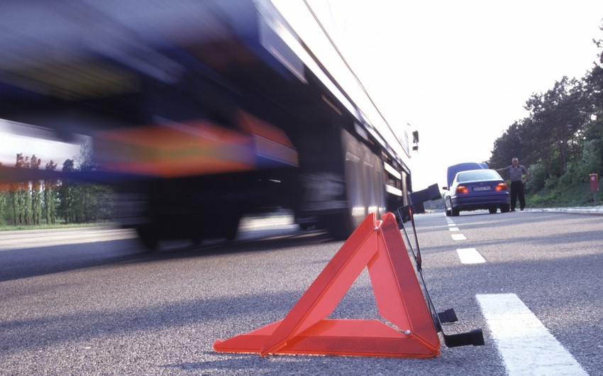 Bakıda gənc qızı avtomobil vuraraq digər avtomobilin üzərinə atdı