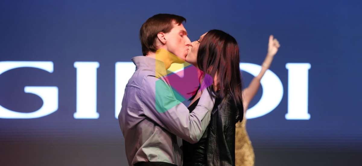 Bakıda hər kəsin gözü önündə öpüşdülər - VİDEO