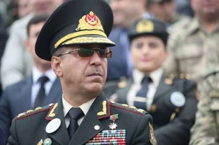 Rövşən Əkbərov yenidən<font color=\"red\"> MƏHKƏMƏ QARŞISINDA</font>