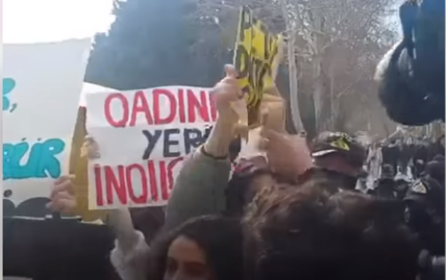 Polis aksiyada hansı plakatları alıb? - <font color=\"red\">AÇIQLAMA</font>