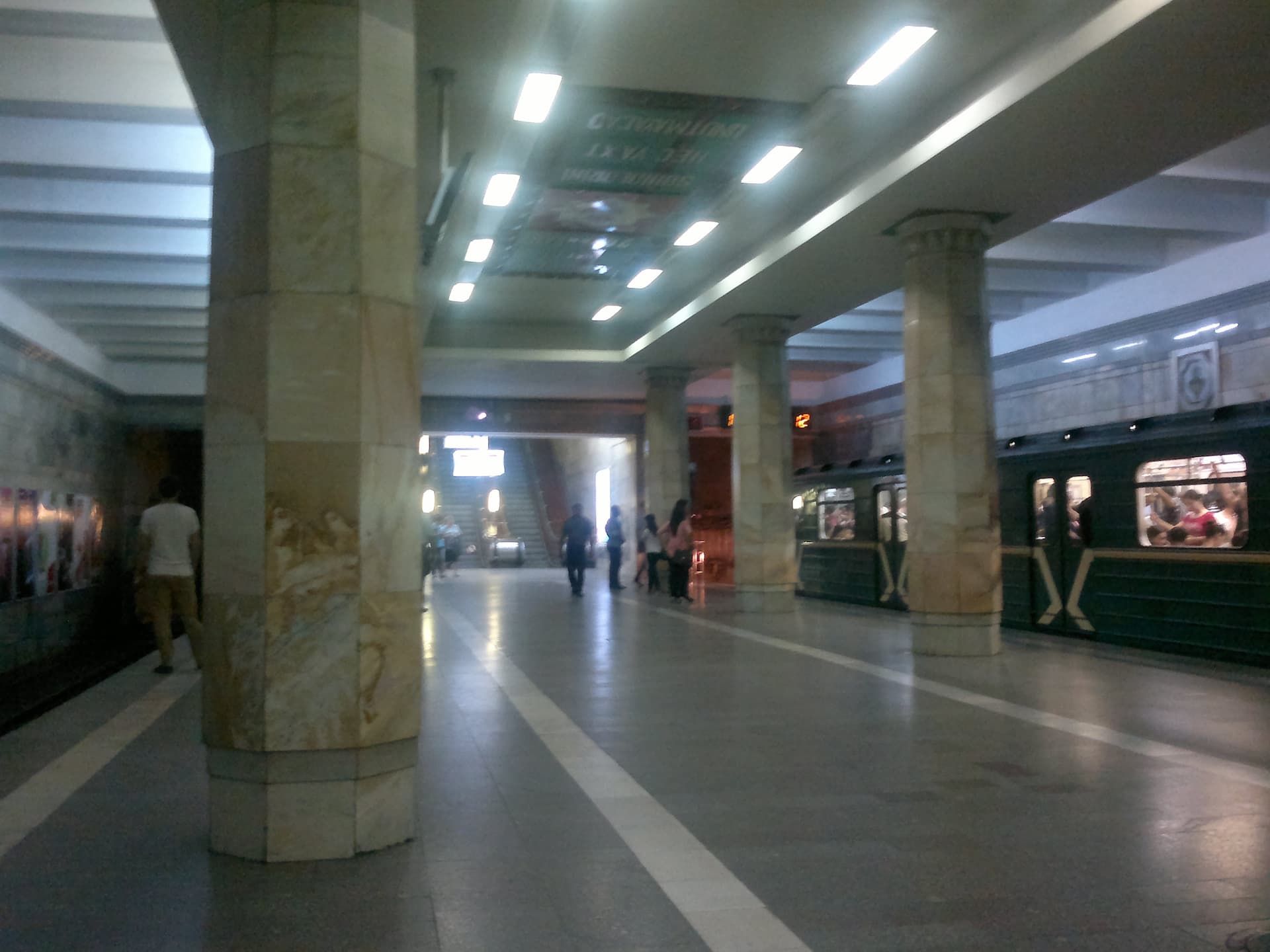 İki gənc qız metro tunelinə düşüb, qaçdı...-  <font color=\"red\">\"20 Yanvar\" stansiyasında</font>