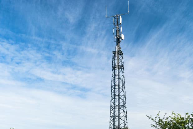 Mobil operatorun qülləsinə çıxaraq özünü atmaq istədi