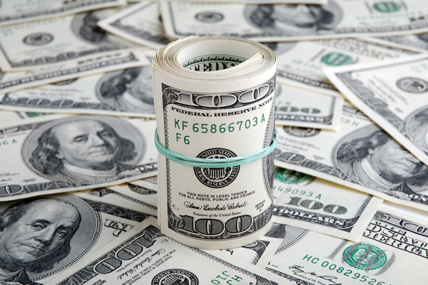 Dollar kəskin bahalaşdı - Məzənnə son 20 ilin ən yüksək səviyyəsinə çatıb