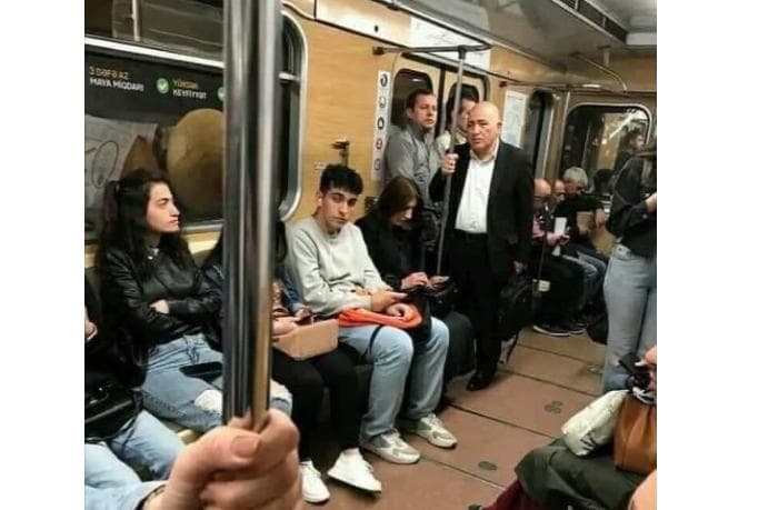 Azərbaycanın keçmiş Baş naziri metroda ayaq üstə qaldı - <font color=\"red\">FOTO</font>
