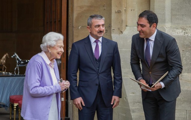 İlham Əliyev Kraliça II Elizabetə Qarabağ atı hədiyyə etdi - FOTOLAR