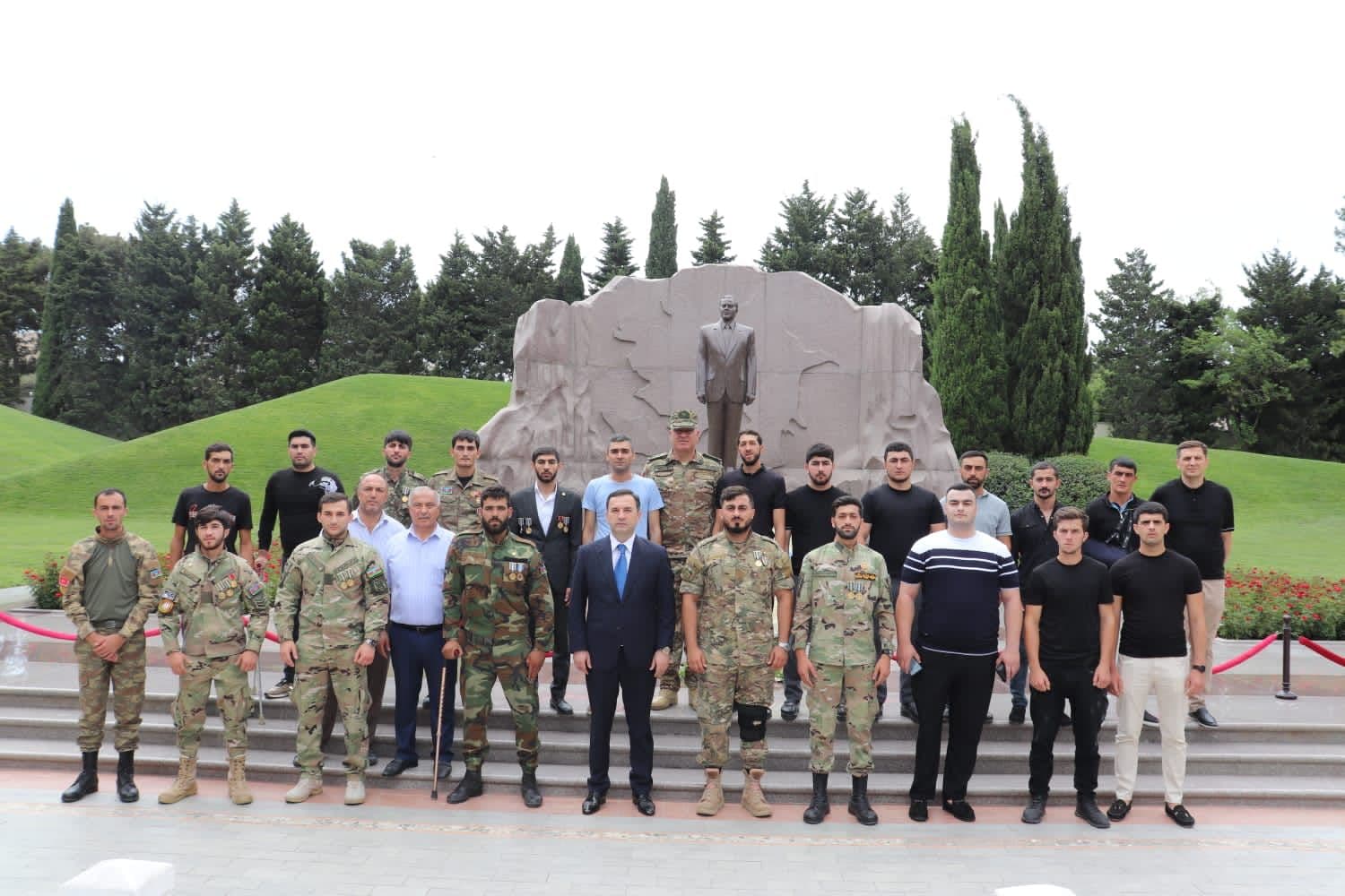 Qazilər və müharibə veteranları Fəxri xiyabanı və İkinci Şəhidlər xiyabanını ziyarət etdi - <span style=\"color: #ff0000;\">FOTO</span>