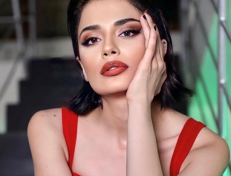 Müğənni Hissə 50 000 AZN-lik lüks avtomobil hədiyyə edildi - VİDEO