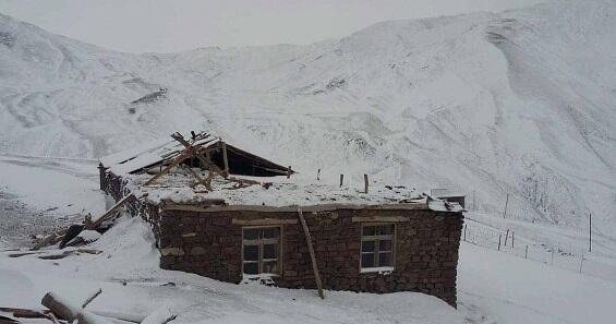 Lənkəranda güclü qar evin damını uçurdu