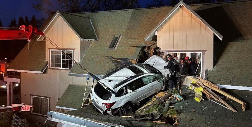 Maraqlı qəza - Avtomobil evin damına çıxdı - FOTO