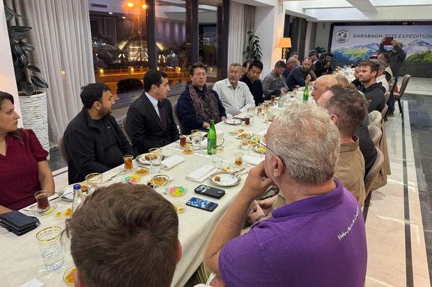 Hikmət Hacıyev beynəlxalq səyahətçilərlə görüşdü - FOTO