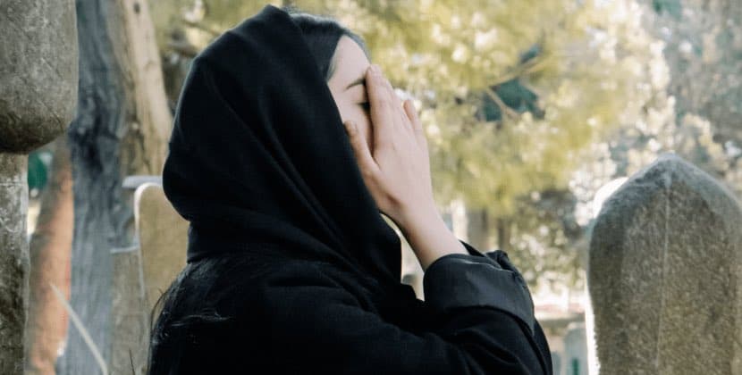 90 yaşlı qadın morqda dirildi
