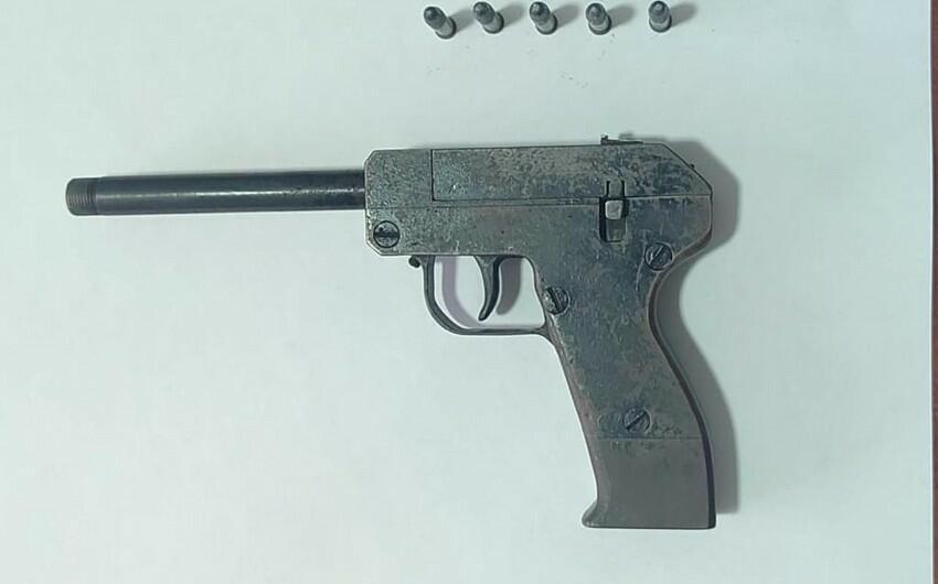 Örüşdən tapança tapıldı