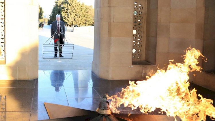 ABŞ-nin səfiri Şəhidlər xiyabanını ziyarət etdi