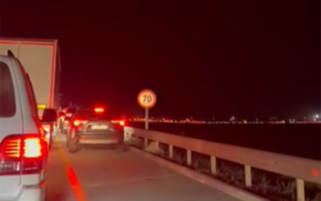 Yük maşını aşdı, qum yola dağıldı - <span style=\"color: #ff0000;\">VİDEO</span>