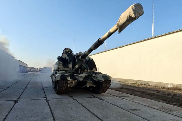 Həyəcan siqnalı verildi, döyüş texnikası atəş mövqelərinə çıxarıldı - Orduda məşğələlər + VİDEO