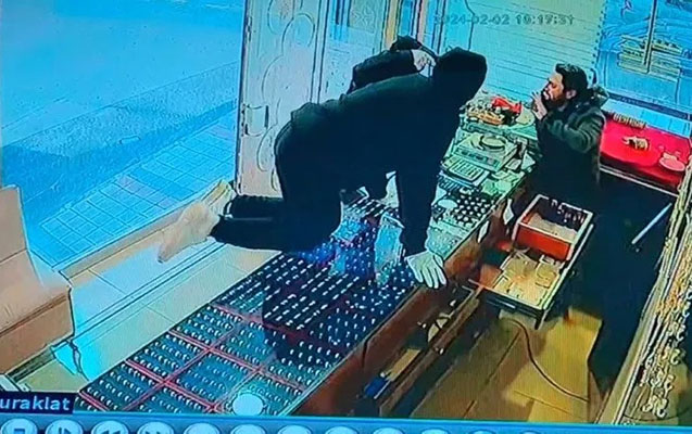 Qızıl mağazasına silahlı basqın etdilər - Azərbaycanlı qız gündəmdə - VİDEO