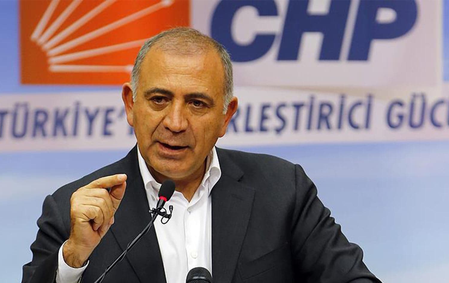 CHP-də önəmli vəzifə tutmuş Gürsel Tekin İSTEFA VERDİ: <span style=\"color: #ff0000;\"><strong>\"Partiyada ləyaqət yoxdur, qohumbazlıq...\"</strong></span>