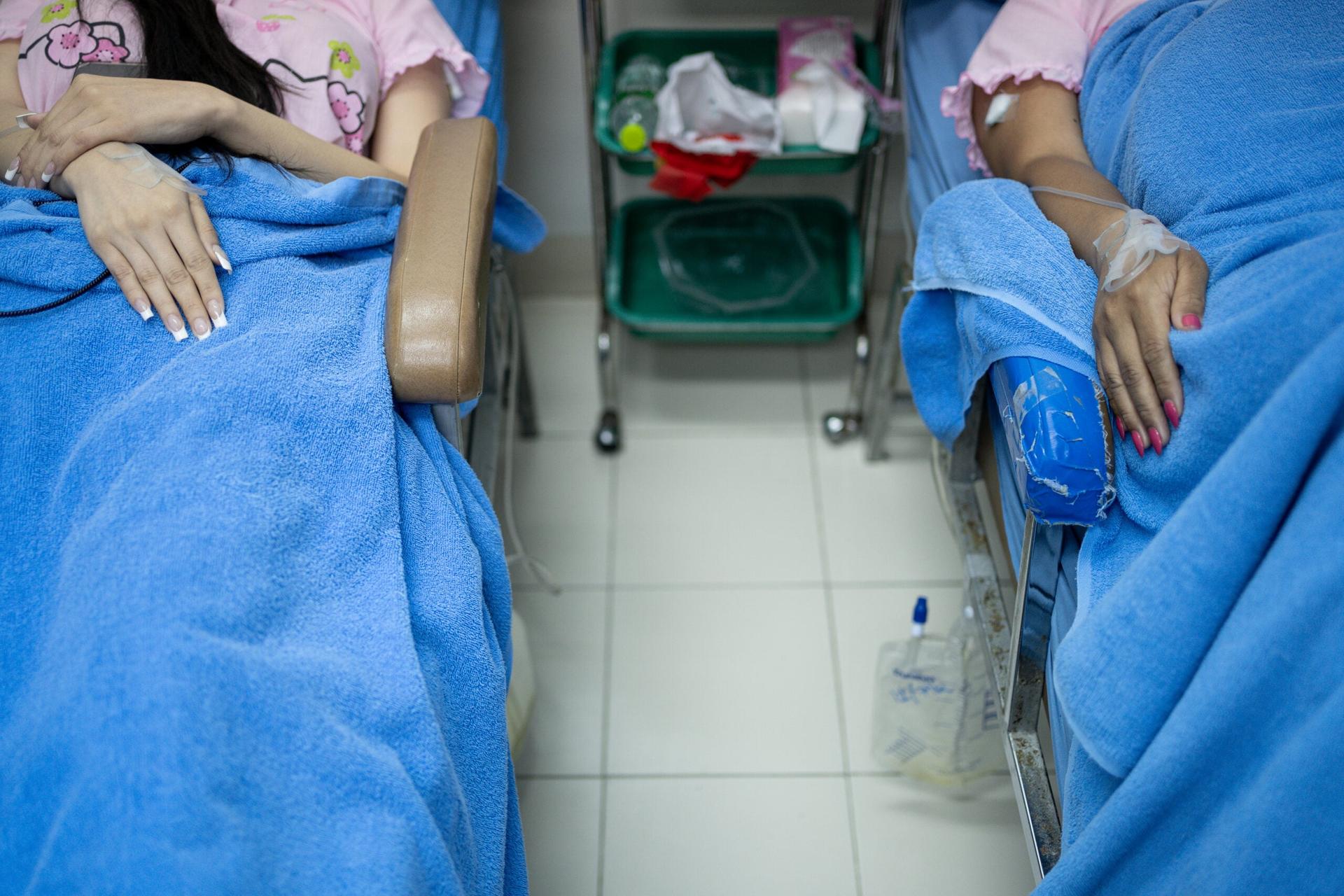 Hər il yüzlərlə transseksual qadın olmaq üçün bu ölkəyə üz tutur - Aşağı xidmət, ucuz qiymət... - FOTOLAR