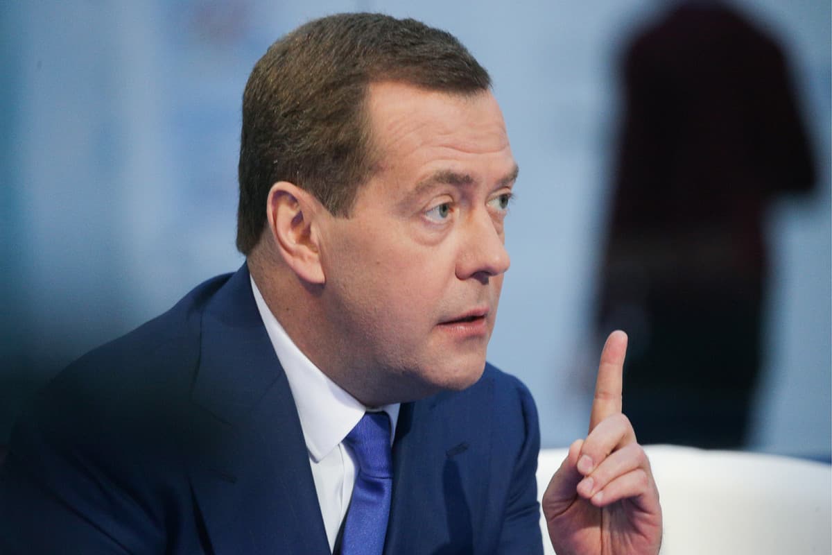 <span style=\"color: #ff0000;\">Medvedev:</span> \"Ukrayna artıq terrorçu dövlətə çevrilib\"