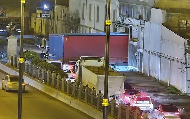 Bakıda yük maşınına görə yol bağlandı