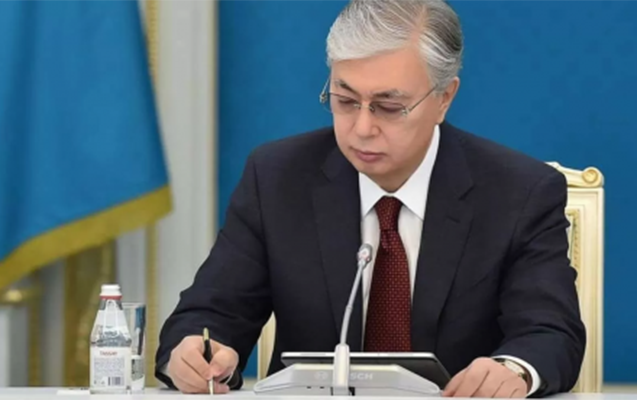 Tokayev Qazaxıstanda elektron siqareti qadağan etdi