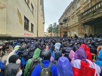 Tbilisidə etirazçılar yolu bağlamaq istəyiblər, saxlanılanlar var