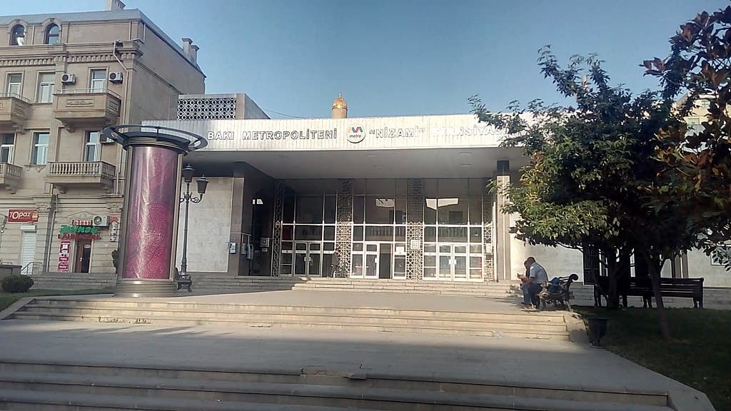Nizami metrosu yaxınlığında AĞIR QƏZA: <span style="color: #ff0000;"><strong>Ölən var - FOTO/VİDEO</strong></span>
