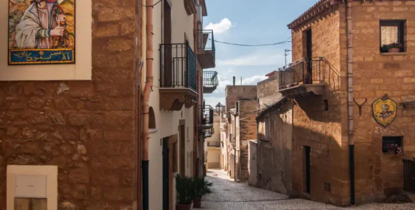 Yaşamağa adam yoxdur: Burada atılmış evlər cəmi 3 dollara satılır - FOTOLAR