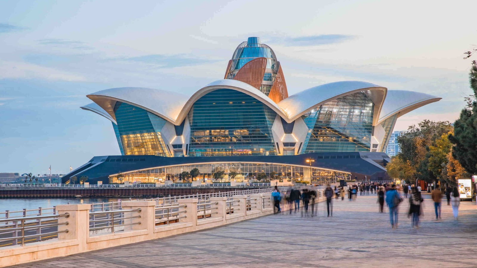 Dəniz Mall\"da təşviş: İnsanlar təxliyə edildilər - VİDEO