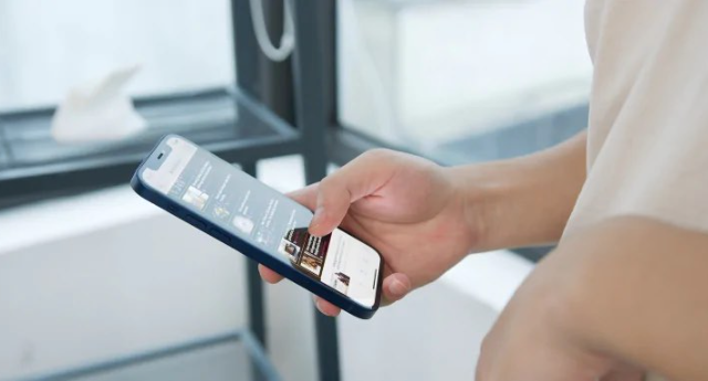 “iPhone” sayəsində ərinin xəyanətini öyrəndi -<span style=\"color: #ff0000;\"><strong> Kişi “Apple”ı MƏHKƏMƏYƏ VERDİ</strong></span>
