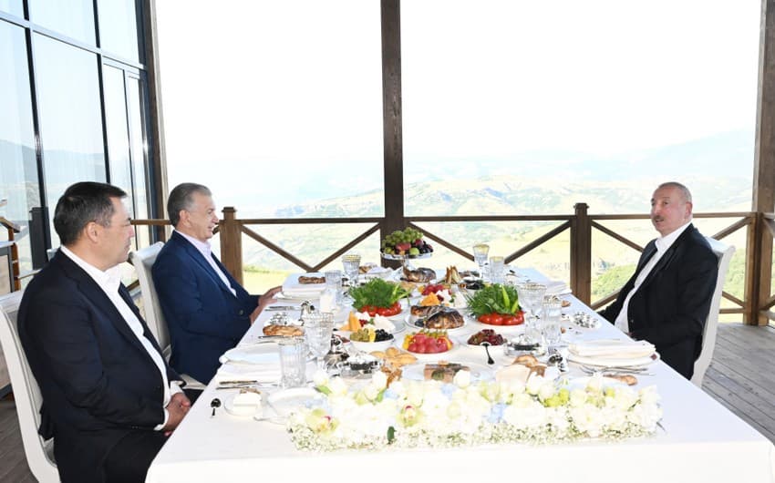 Prezidentlərin Şuşada qeyri-rəsmi naharı oldu
