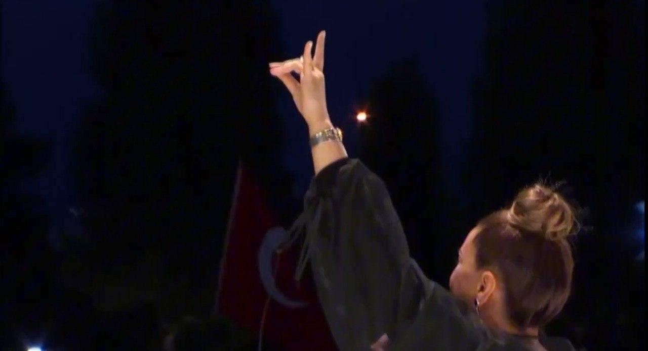 Azərin "bozqurd" işarəsi göstərdi, Ərdoğan alqışladı - VİDEO