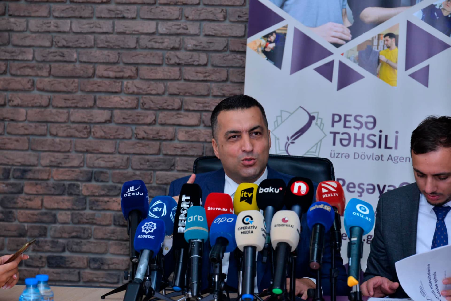Üç min tələbə məzun olmadan işlə təmin edildi - <span style="color:#ff0000">RƏSMİ</span>