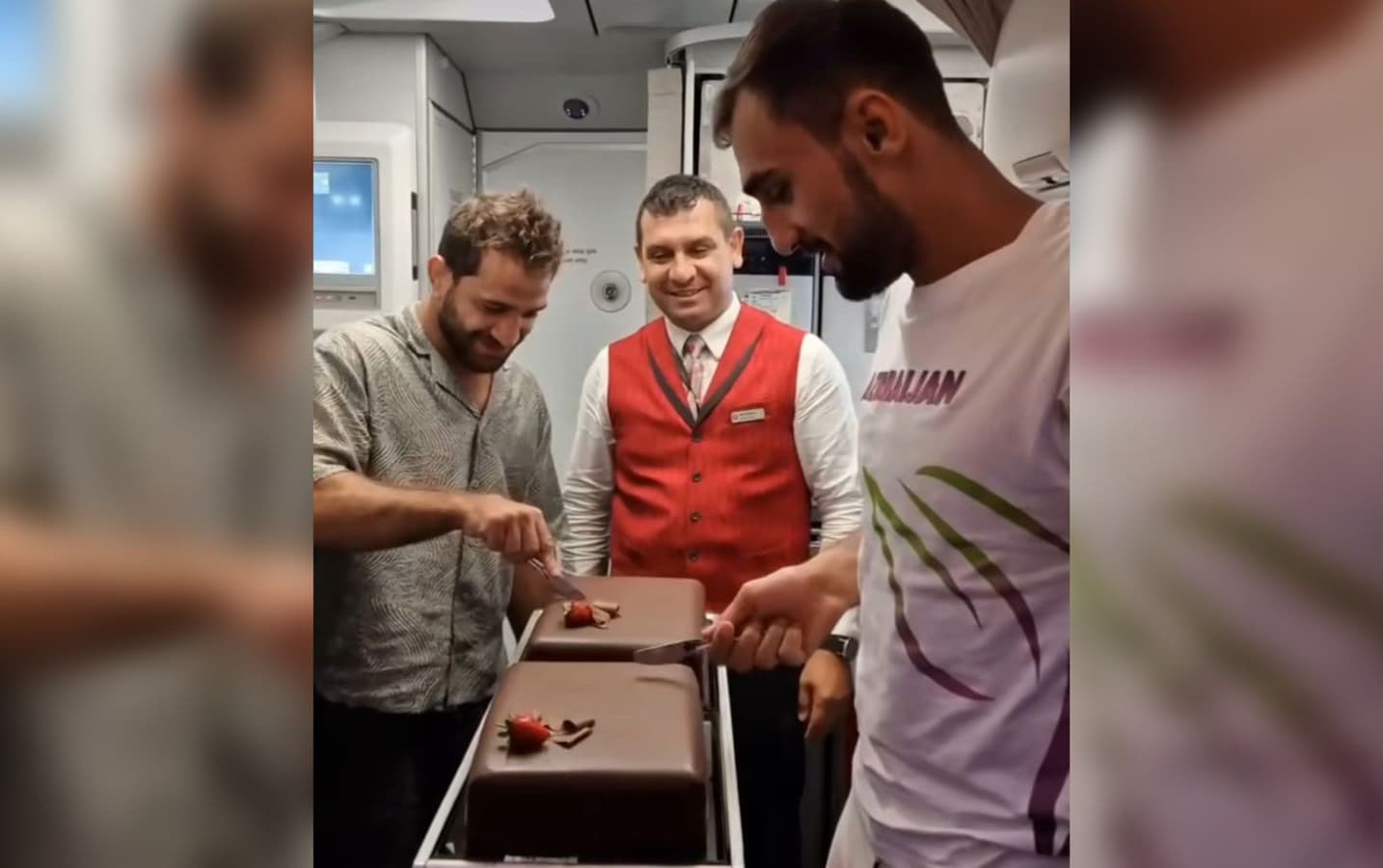 Təyyarədə hər çempiona bir tort - <span style="color:#ff0000">VİDEO</span>