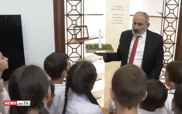 Paşinyan şagirdlərə birinci sərhəd dirəyinin maketini <span style="color:#ff0000">GÖSTƏRDİ</span>