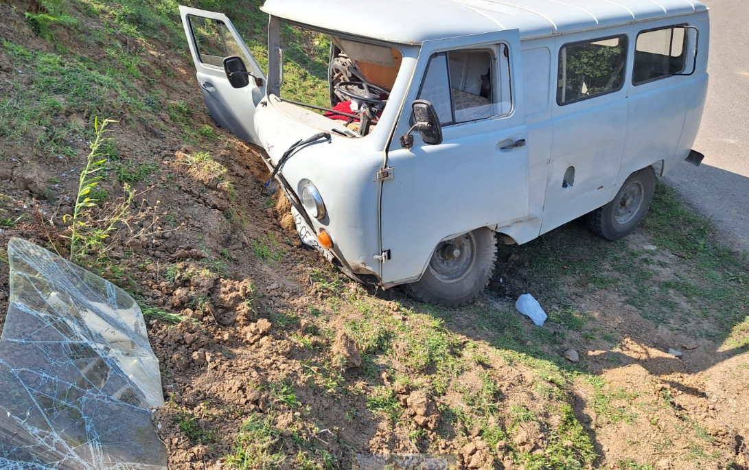 Lerikdə "UAZ" dağa çırpıldı- Yaralılar var