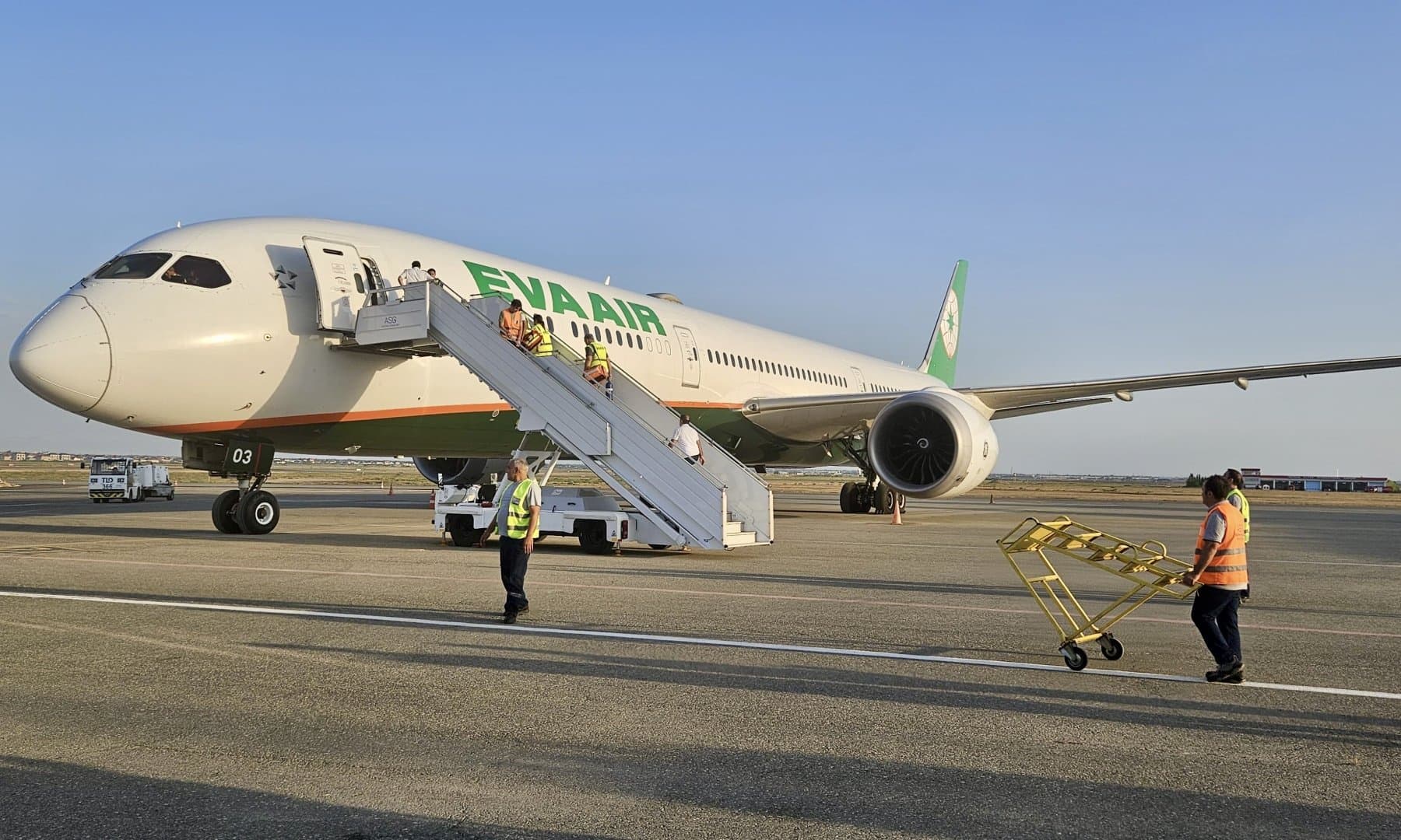 Bakı aeroportuna təcili eniş edən təyyarənin <span style="color:#ff0000">sərnişini öldü</span>
