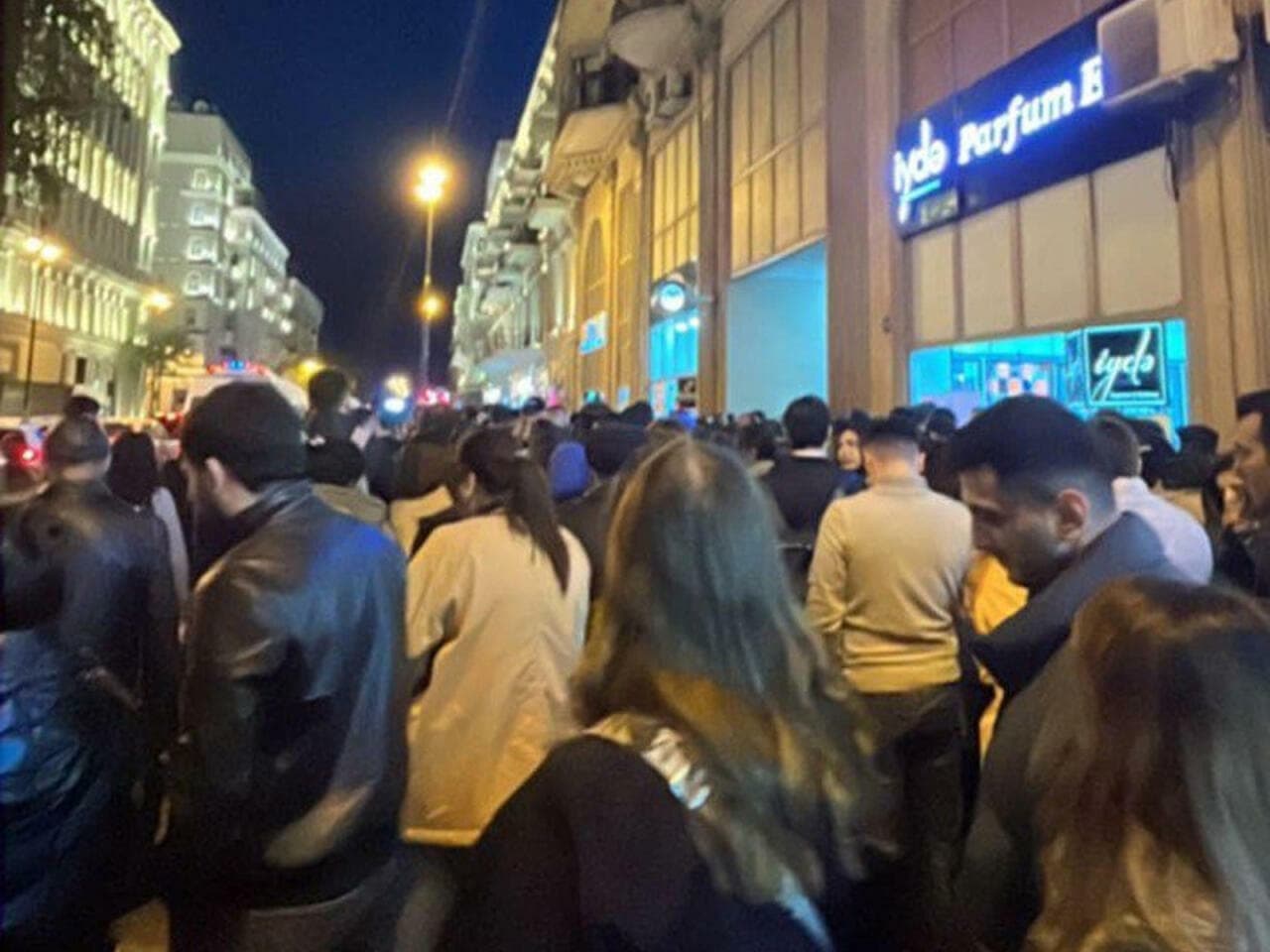 &quot;Sahil&quot; metrosu qarşısında<span style="color:#ff0000"> İZDİHAM - Nə baş verib?</span>